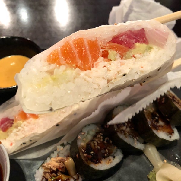 Foto diambil di Daan Sushi Asian Bistro &amp; Bar oleh Jonathan N. pada 12/8/2017