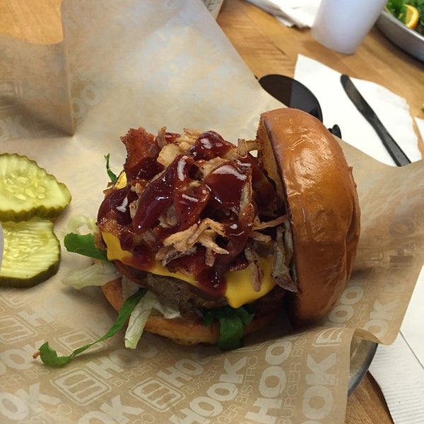 Foto tirada no(a) Hook Burger Bistro por robert l. em 11/22/2014