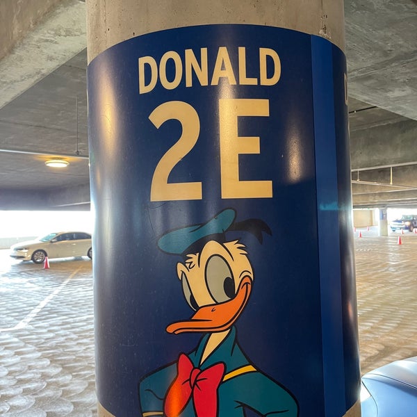 次での写真：Mickey & Friends Parking Structure The Anaheim Resort 32312人の