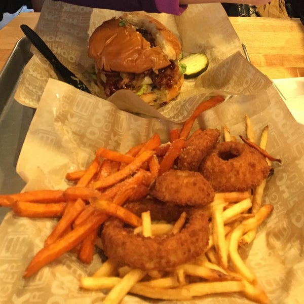 Foto scattata a Hook Burger Bistro da robert l. il 1/3/2016