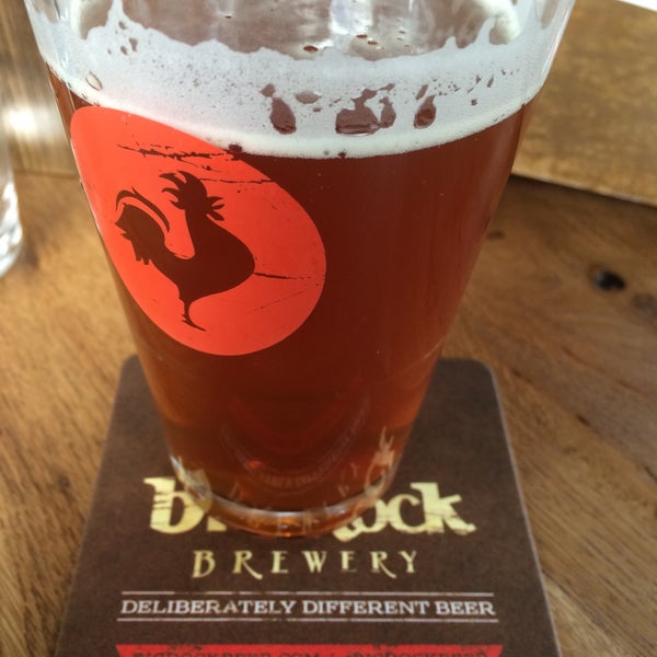 Foto scattata a Big Rock Urban Brewery &amp; Eatery da Leonardo G. il 4/15/2015