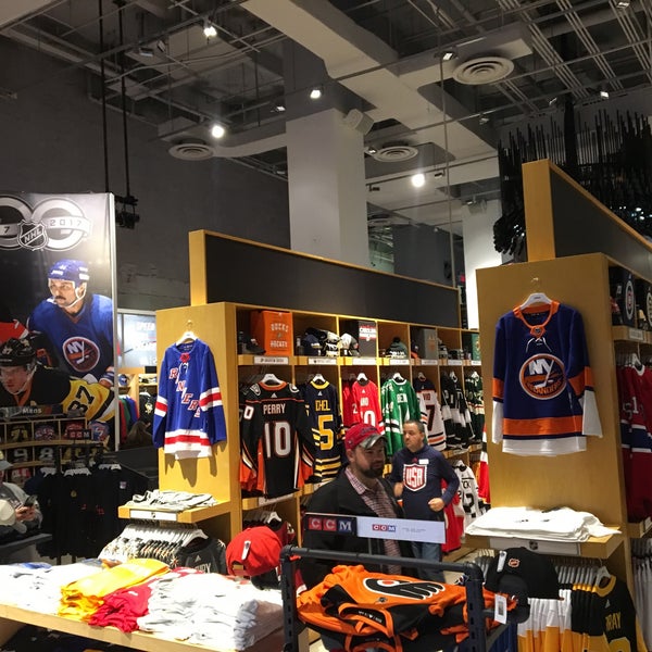 รูปภาพถ่ายที่ NHL Store NYC โดย Phil M. เมื่อ 11/28/2017