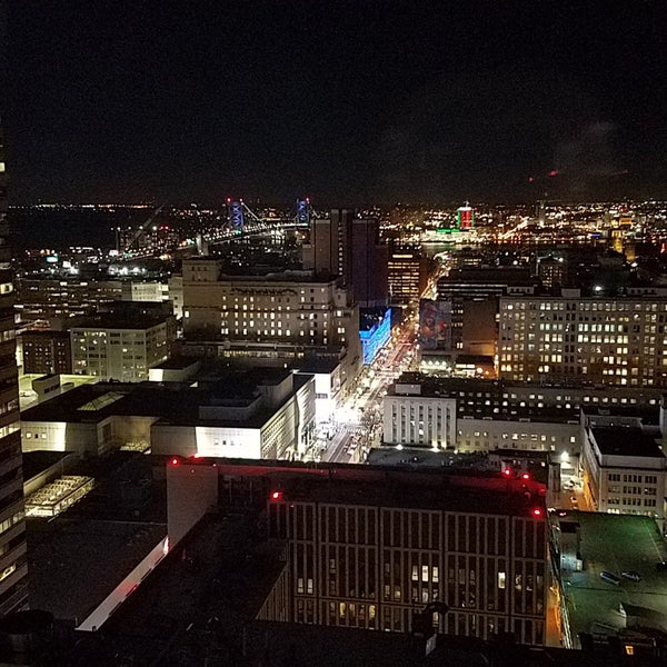 Foto scattata a Loews Philadelphia Hotel da Rebecca G. il 12/21/2019