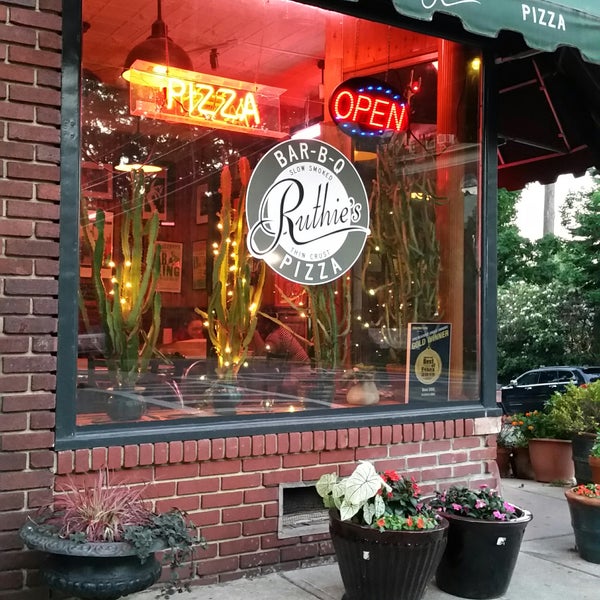 6/22/2017 tarihinde Rebecca G.ziyaretçi tarafından Ruthie&#39;s Bar-B-Q &amp; Pizza'de çekilen fotoğraf