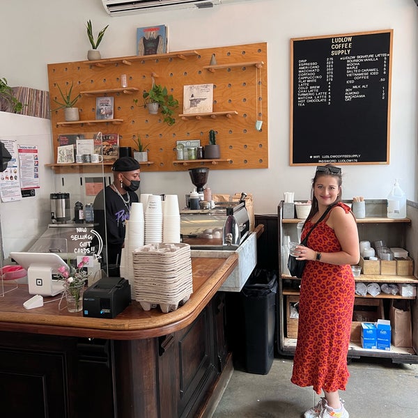 Foto diambil di Ludlow Coffee Supply oleh Fleur A. pada 6/29/2022