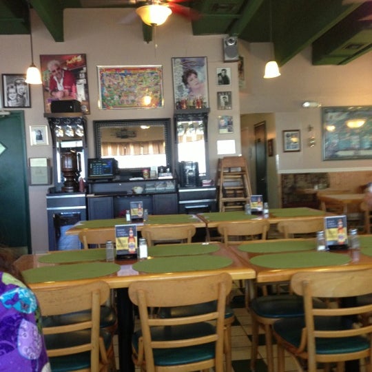 Foto tomada en Benny&#39;s Seafood Restaurant 1  por Rebekah L. el 11/2/2012