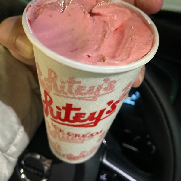 Photo taken at Whitey&#39;s Ice Cream by Sarah D. on 11/20/2021