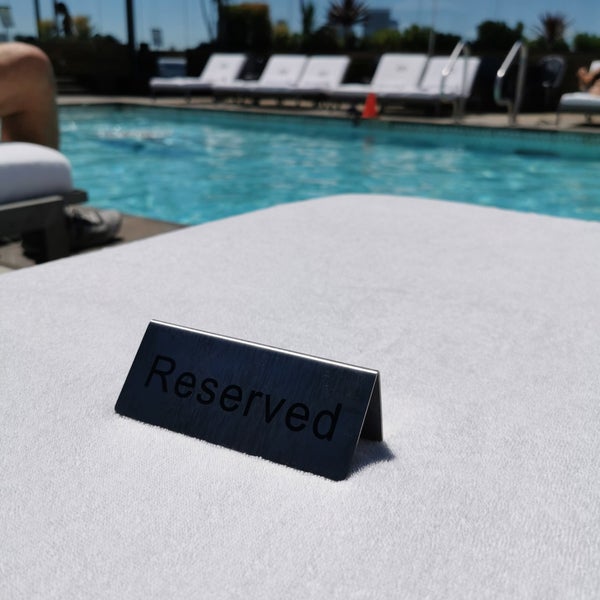 รูปภาพถ่ายที่ SIXTY Beverly Hills Hotel โดย Hassan เมื่อ 8/21/2019