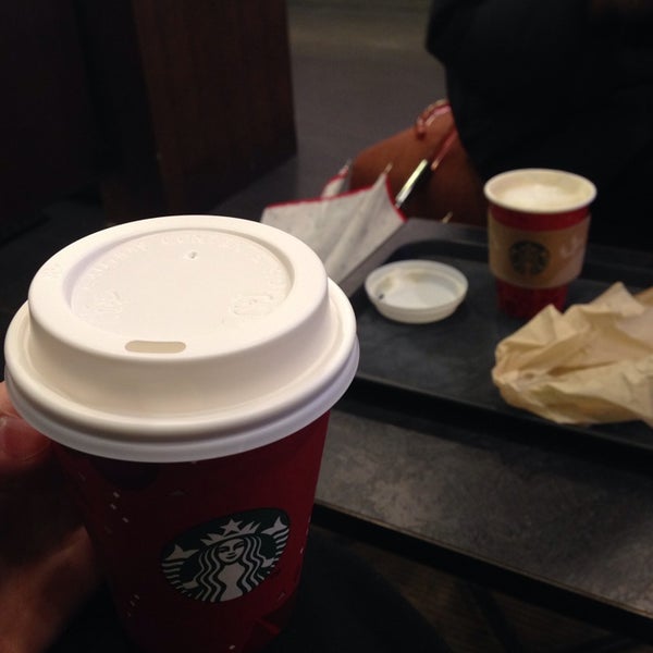 Снимок сделан в Starbucks пользователем Hyejin P. 11/27/2013