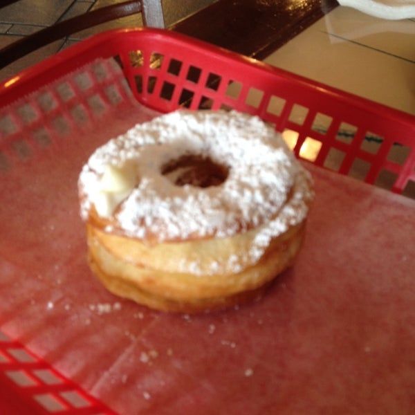 Foto scattata a Pena&#39;s Donut Heaven &amp; Grill da Kurt S. il 11/9/2013
