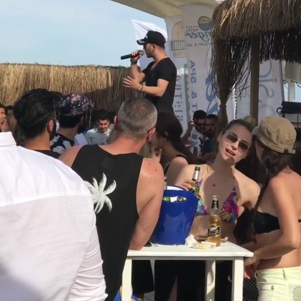 Photo taken at Seaside Beach Lounge by Selçuk Ö. on 5/21/2017