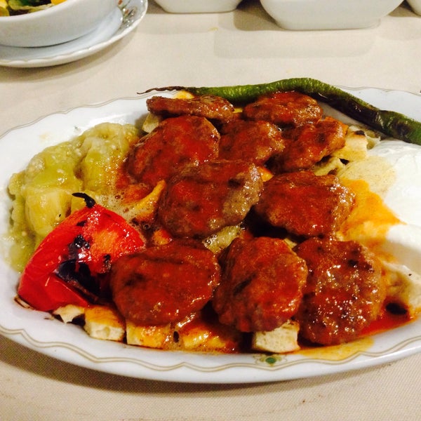 Das Foto wurde bei Bursa Evi İskender Restaurant von Nuri A. am 1/13/2016 aufgenommen
