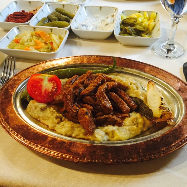 Снимок сделан в Bursa Evi İskender Restaurant пользователем Nuri A. 5/8/2016