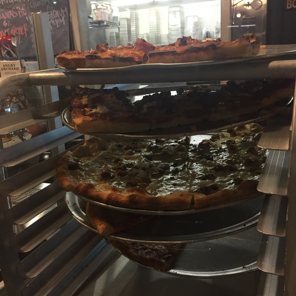 7/10/2016 tarihinde Al S.ziyaretçi tarafından Rotten City Pizza'de çekilen fotoğraf