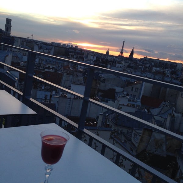*** : Une vue exceptionnelle sur tous les monuments parisiens, des cocktails excellents, une grande terrasse : que demander de plus ? Superbe pour le coucher du soleil. Cocktail 13€ environ.