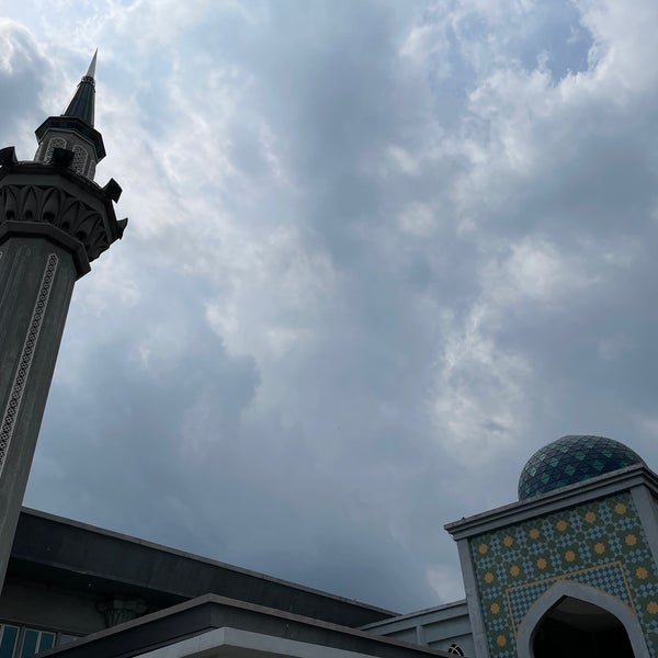 Photo taken at Masjid KLIA (Sultan Abdul Samad Mosque) by Fazrul S. on 4/24/2022