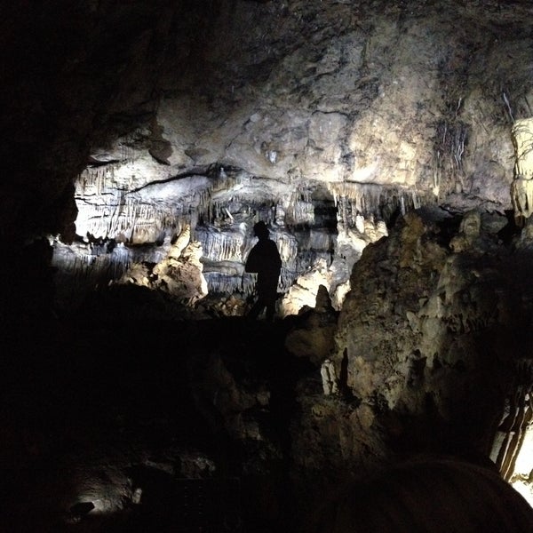 Foto diambil di Le Domaine des Grottes de Han / Het Domein van de Grotten van Han oleh Kimberly D. pada 11/11/2017