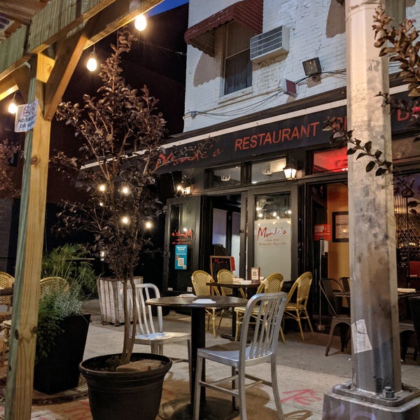 Photo prise au Monte&#39;s Restaurant par chris w. le9/30/2021