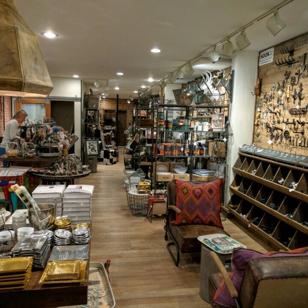 Shop wall. Wall shop интернет магазин. интерьер магазина сумок. стильный баннер на стену. Wall shop интернет магазин.