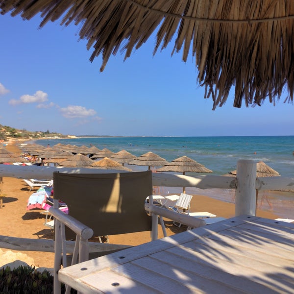 Фото пляжа sea breeze. Пляжный бар фон. Бассейне тики бич. Tiki beach marmaris. Тики бич.