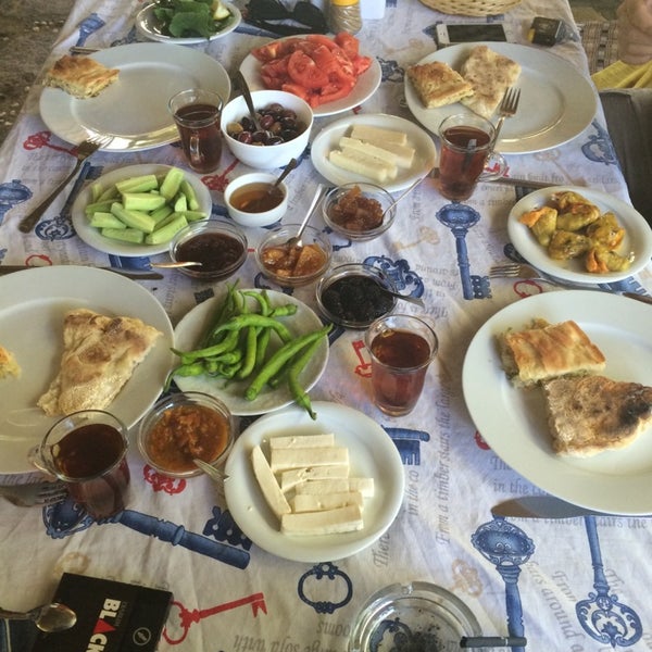 Photo taken at Havva Ana&#39;nın Kahvaltı Bahçesi by Merve K. on 7/1/2014