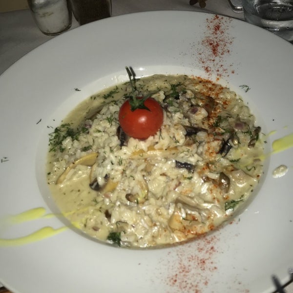 Das Foto wurde bei Rosemary Restaurant Santorini von Motasim am 5/1/2018 aufgenommen