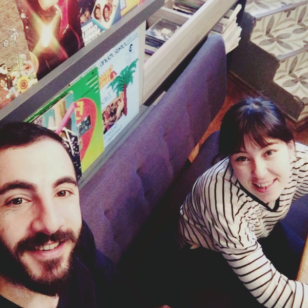 Photo taken at Tasarım Bookshop Cafe by Gültekin S. on 3/7/2017