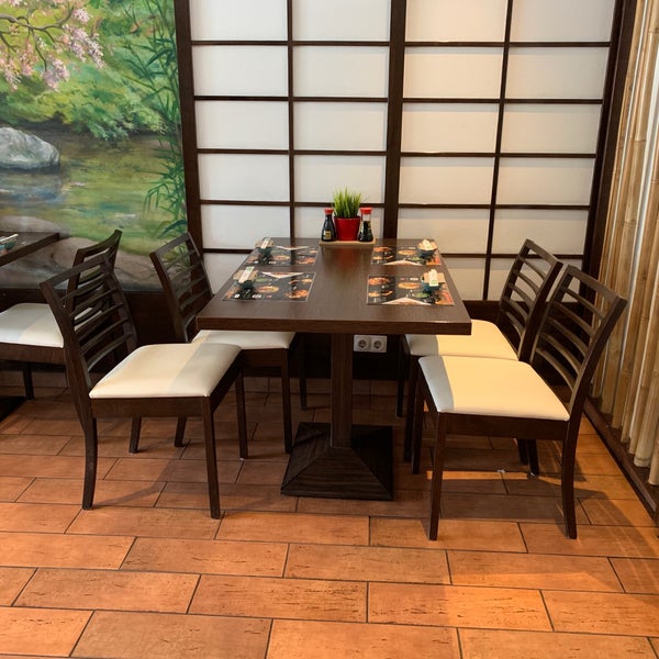Foto scattata a Bambuszliget Japán Étterem &amp; Sushi Bár da U.P. il 9/13/2019