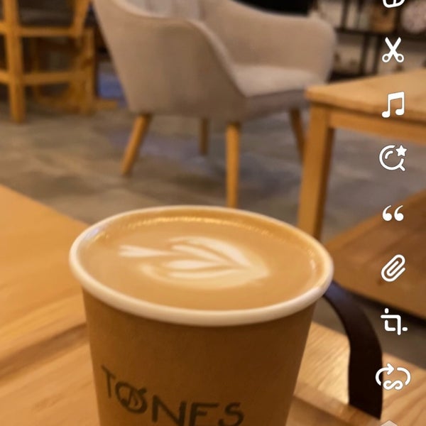3/3/2022 tarihinde ✨ Bandar ✨ziyaretçi tarafından Tones Coffee'de çekilen fotoğraf