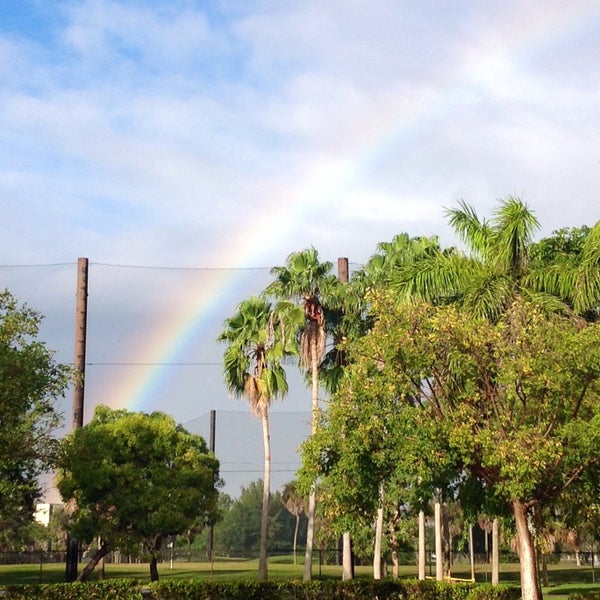 รูปภาพถ่ายที่ Country Club of Miami โดย ᴡ R. เมื่อ 11/8/2013