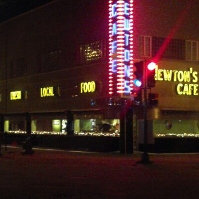 Photo prise au Newton&#39;s Paradise Cafe par Tasha le11/17/2012