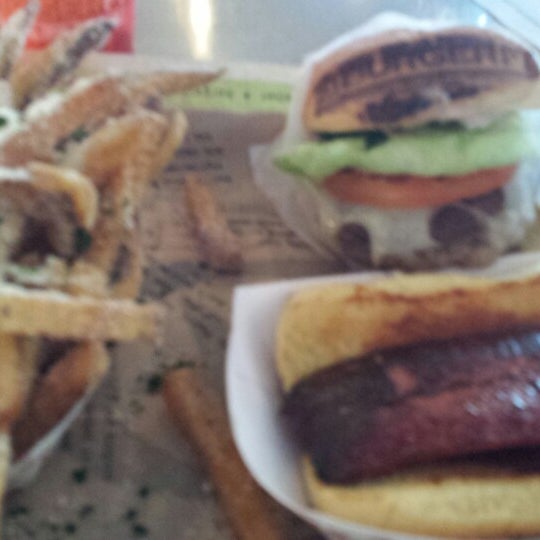 3/20/2014 tarihinde Daniel H.ziyaretçi tarafından BurgerFi'de çekilen fotoğraf