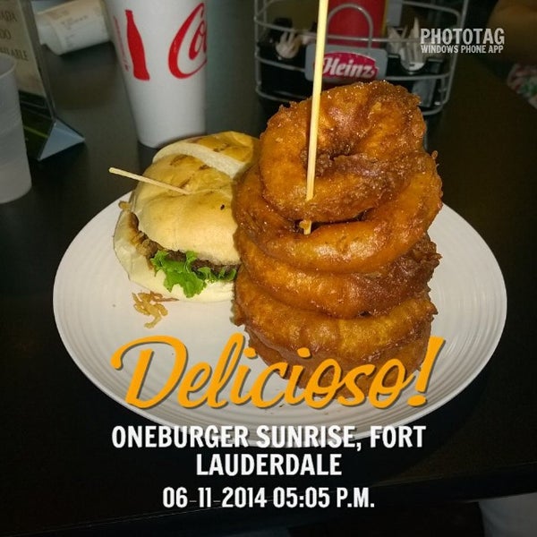 Foto tirada no(a) Oneburger Sunrise por Freddy A. em 11/6/2014