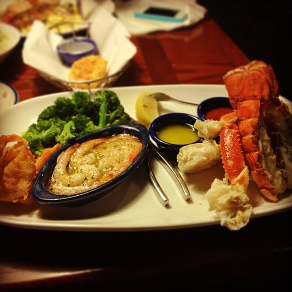 Photo taken at Red Lobster by Buqing on 12/19/2012