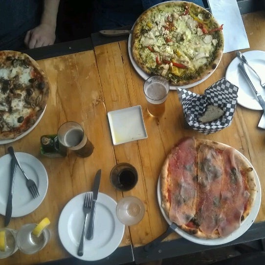 1/5/2013 tarihinde Inez P.ziyaretçi tarafından Pizzeria Defina'de çekilen fotoğraf