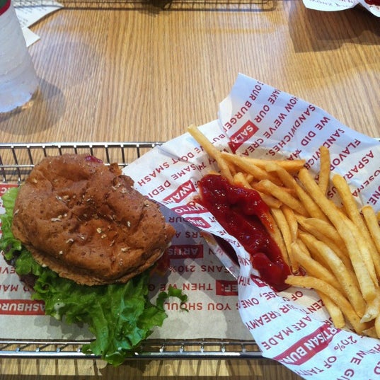 Foto tirada no(a) Smashburger por Evan T. em 10/1/2012