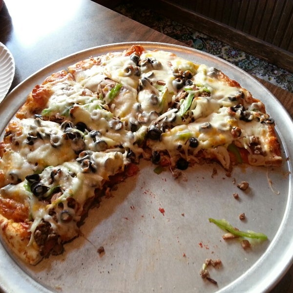 Снимок сделан в Gallucci&#39;s Pizzeria пользователем Michelle C. 5/17/2013