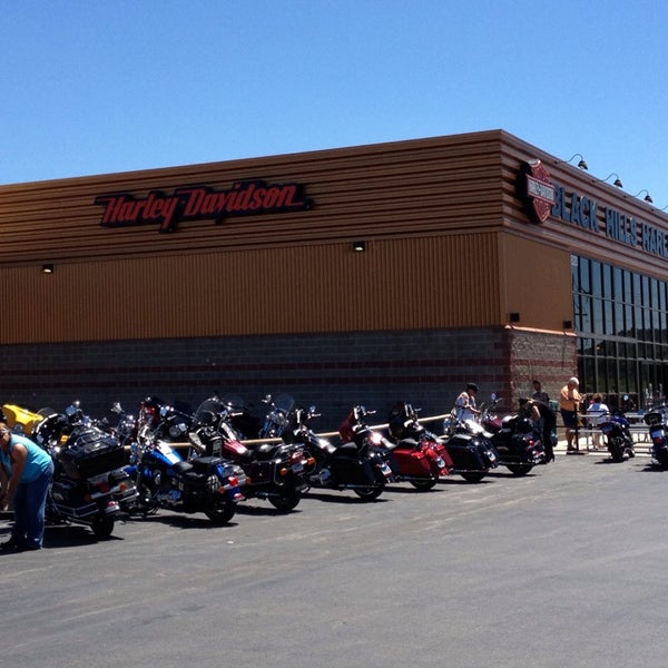 Das Foto wurde bei Black Hills Harley-Davidson von Curtis C. F. am 6/29/2013 aufgenommen