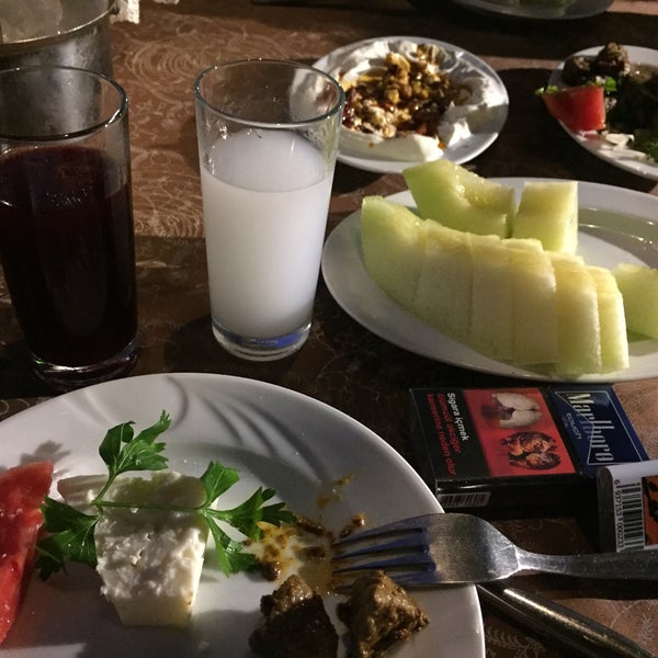 Foto diambil di Safir Konak Hotel &amp; Restaurant oleh Dursun D. pada 6/26/2019