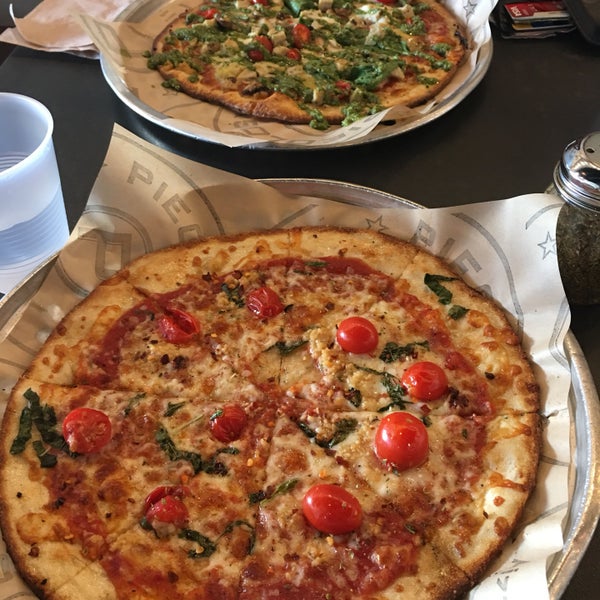 11/29/2016 tarihinde Christine T.ziyaretçi tarafından Pieology Pizzeria'de çekilen fotoğraf