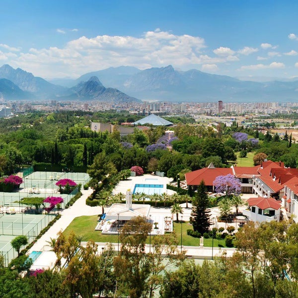 Foto tirada no(a) Antalya Tenis İhtisas ve Spor Kulübü (ATİK) por Antalya Tenis İhtisas ve Spor Kulübü (ATİK) em 6/28/2014