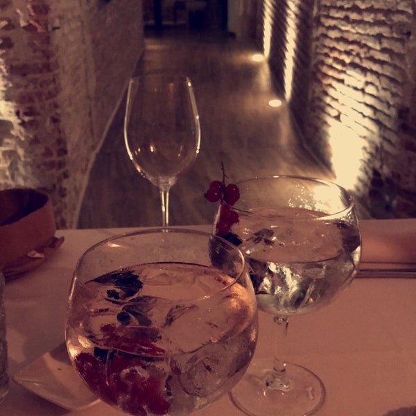 Lieu magnifique, parfait pour dîner en amoureux, prix correct pour la qualité des menus ! Super bons cocktails 😊 à faire si vous êtes de passage à Madrid !!