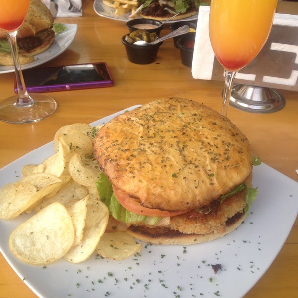 La hamburguesa cordon blue sra riquísima con relleno de queso cabra, acogedor, buen servicio y en diciembre hay muchas promociones. 👍