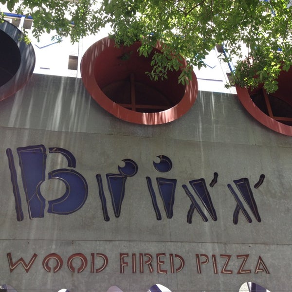 รูปภาพถ่ายที่ Brixx Wood Fired Pizza โดย Tina T. เมื่อ 5/25/2013
