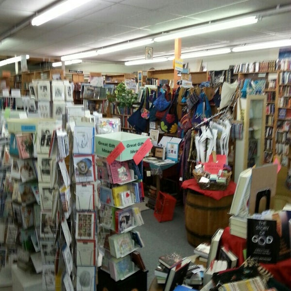 Photo taken at Vintage Books by Hophead on 4/30/2016