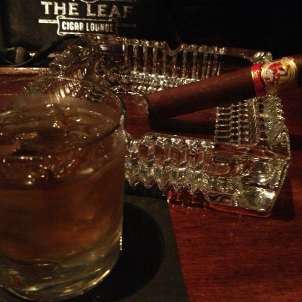 Das Foto wurde bei The Leaf Cigar Lounge von Daryn S. am 8/15/2013 aufgenommen