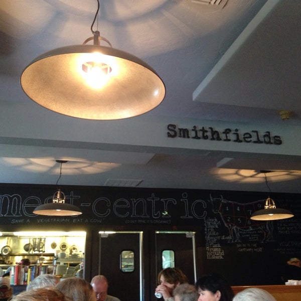 รูปภาพถ่ายที่ Smithfields Restaurant &amp; Bar โดย Myra S. เมื่อ 11/22/2014