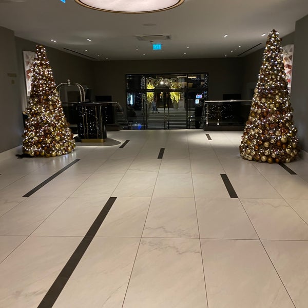 รูปภาพถ่ายที่ Strand Palace Hotel โดย Sas M. เมื่อ 12/24/2019