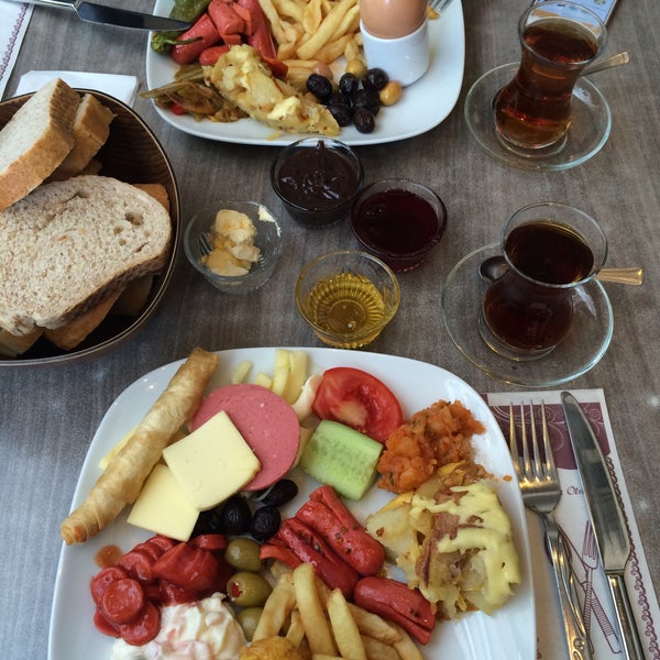Foto scattata a Dudu Cafe Restaurant da Bozkurt il 4/26/2015