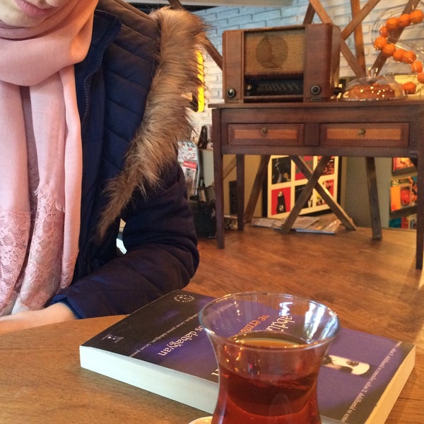 Photo taken at Tasarım Bookshop Cafe by Bozkurt on 2/18/2017